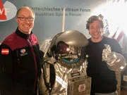Im &ouml;sterreichischen Weltraumforum in Innsbruck trifft Tobi den Astrophysiker Gernot Gr&ouml;mer. Er hat einen echten Mars-Raumfahrtanzug entwickelt.