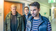 Ivo Struck (Luka Dimić, r.) kann nicht fassen, dass jemand versucht hat, seine Ehefrau Anna umzubringen. Den Kommissaren Finn (Sven Martinek, l.) und Lars (Ingo Naujoks, h.M.) gegen&uuml;ber &auml;u&szlig;ert er einen Verdacht.