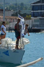 Ole (l.) und Leroy (r.) legen im Hafen an.