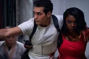 US-Pr&auml;sidentin Danielle Sutton (Viola Davis) hilft dem angeschossenen Agenten Ruiz (Ram&oacute;n Rodr&iacute;guez).