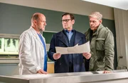 Dr. Henning Strahl (Christoph Tomanek, l.) hat interessante Infos f&uuml;r Lars (Ingo Naujoks, M.) und Finn (Sven Martinek, r.): Im Dienstplan der Klinik gibt es Ungereimtheiten.