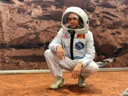 Im Mars-Raumanzug geht's f&uuml;r den Checker auf Mars-Erkundung.
