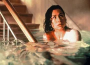 Die Kirche bietet keinen Schutz vor Wasser: Minnie Driver als Karen (Copyright SRF)