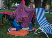 Nele und Sarah versuchen sich in einer H&ouml;hle beim Eichelund h&ouml;ren zu vers&ouml;hnen.