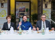 Das Essen wird von der Jury probiert.