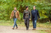 Nach seinem Fluchtversuch f&uuml;hren Gregor (Jonas Minthe, l.) und Lars (Ingo Naujoks, r.) Tarik Bashar (Baris Gul, M.) ab. Hat er etwas mit dem Mord an Daniel Kramer zu tun?