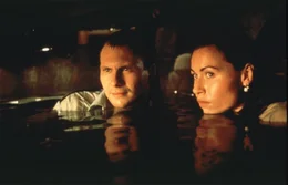 In der &uuml;berfluteten menschenleeren Stadt, findet Geldtransportfahrer Tom (Christian Slater) in der K&uuml;nsterlin Karen (Minnie Driver) eine Verb&uuml;ndete.