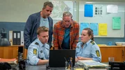 Benjamin (Mathias Ka?ki J&oslash;rgensen, l.) hat auf dem Laptop des Mordopfers Mads Breum ein Video gefunden; Flemming, Dan und Nadia sind alarmiert.