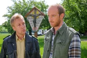Polizist Michi Mohr (Max M&uuml;ller, l.) befragt K&uuml;ster Xaver Stangl (Lukas Turtur, r.) zum aktuellen Mordfall.