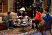 W&auml;hrend Sheldon (Jim Parsons, 2.v.l.) mit seinen Freunden Raj (Kunal Nayyar, r.), Leonard (Johnny Galecki, l.) und Howard (Simon Helberg, 2.v.r.) Karten spielt, ist Amy bei einem Date mit Stuart.