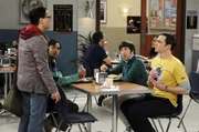 Eine Chaos-Gruppe: Leonard (Johnny Galecki, l.), Sheldon (Jim Parsons, r.), Rajesh (Kunal Nayyar, 2.v.l.) und Howard (Simon Helberg, 2.v.r.) ...