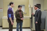 President Siebert (Joshua Malina, r.) teilt Sheldon (Jim Parsons, l.) und Kripke (John Ross Bowie, M.) mit, dass ein B&uuml;ro in der Universit&auml;t frei wird. Ein erbitterter Kampf darum beginnt zwischen den beiden ...