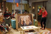 W&auml;hrend ein B&uuml;ro in der Universit&auml;t frei wird und Sheldon gegen seinen Erzfeind Kripke antreten muss, um es zu bekommen, f&uuml;hlt sich Penny (Kaley Cuoco, r.) nicht sehr wohl, als ihr Amy (Mayim Bialik, l.) ein Geschenk macht ...