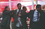 W&auml;hrend seine Vorgesetzten an seiner Zurechnungsf&auml;higkeit zweifeln und das Sicherheitsnetz um Shaw immer engmaschiger wird, bleibt Marco (Denzel Washington, 2.v.l.) nur noch wenig Zeit, die schreckliche Wahrheit aufzudecken ...