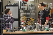 Als Howard (Simon Helberg, l.) mit Stephen Hawking zusammenarbeiten darf, tut Sheldon (Jim Parsons, r.) alles dafür, seinen Helden zu treffen ... Als Howard (Simon Helberg, l.) mit Stephen Hawking zusammenarbeiten darf, tut Sheldon (Jim Parsons, r.) alles dafür, seinen Helden zu treffen ...