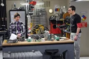 Howard (Simon Helberg, l.) ist völlig aus dem Häuschen: Stephen Hawking wird an der Universität einige Vorträge halten, und er wird mit der Wartung seines Rollstuhls betraut. Da Hawking Sheldons (Jim Parsons, r.) großes Vorbild ist, bettelt er Howard so lange an, bis er ihm verspricht, dem Genie eine seiner Arbeiten zum Lesen zu geben. Howard (Simon Helberg, l.) ist völlig aus dem Häuschen: Stephen Hawking wird an der Universität einige Vorträge halten, und er wird mit der Wartung seines Rollstuhls betraut. Da Hawking Sheldons (Jim Parsons, r.) großes Vorbild ist, bettelt er Howard so lange an, bis er ihm verspricht, dem Genie eine seiner Arbeiten zum Lesen zu geben.