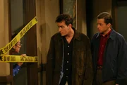 Wundern sich &uuml;ber Stans (Richard Lewis, l.) seltsames Verhalten: Charlie (Charlie Sheen, M.) und Alan (Jon Cryer, r.) ...