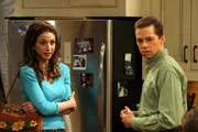 Können nicht glauben, was sie sehen: Judith (Marin Hinkle, l.) und Alan (Jon Cryer, r.) ... Können nicht glauben, was sie sehen: Judith (Marin Hinkle, l.) und Alan (Jon Cryer, r.) ...