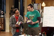 Penny hat f&uuml;r Leonard (Johnny Galecki, l.) und Sheldon (Jim Parsons, r.) ein original verpacktes Star-Trek-Spielzeug aus dem Jahr 1975 besorgt. Die beiden sind v&ouml;llig von den Socken ...
