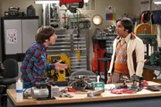Raj (Kunal Nayyar, r.) spielt ernsthalft mit dem Gedanken, Lakshmi zu heiraten, da er f&uuml;rchtet, ansonsten f&uuml;r immer allein zu sein. Howard (Simon Helberg, l.) hat aber eine Idee und besorgt ihm jemanden zum Kuscheln ...