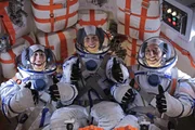 Dimitri, Mike Massimino und Howard brechen ins All auf. Dimitri, Mike Massimino und Howard brechen ins All auf.
