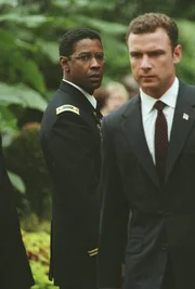 Eigentlich sollte Major Ben Marco (Denzel Washington, l.) seinem Kameraden Reymond Shaw (Liev Schreiber, r.) ewig dankbar sein, weil ihm dieser im Golfkrieg heldenhaft das Leben rettete. Doch dann bewirbt sich Shaw um das Amt des US-Vizepr&auml;sidenten ...