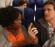 Die Hochzeit von Barney und Robin steht bevor, doch w&auml;hrend Marshall (Jason Segel, r.) sich auf dem Weg nach New York mit Daphne (Sherri Shepherd, l.), seiner Sitznachbarin anlegt, macht das Brautpaar eine erschreckende Entdeckung ...