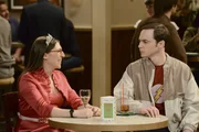 Als feststeht, dass Bernadette und Howard vor der Weltraummission heiraten wollen, legen sich Amy (Mayim Bialik, l.) und Sheldon (Jim Parsons, r.) m&auml;chtig ins Zeug, um eine Party zu organisieren ...