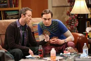 Stuart (Kevin Sussman, l.) versucht, in die Gemeinschaft der Freunde aufgenommen zu werden, aber Sheldon (Jim Parsons, r.) ist zun&auml;chst dagegen. Als Leonard ihm empfiehlt, in Stuart einen Howard-Ersatz zu sehen, ist Sheldon einverstanden ...