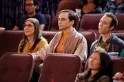 Bei einem Kinobesuch mit Penny, Leonard, Raj und Stuart erzwingt Amy H&auml;ndchenhalten von Sheldon, was ihm allerdings gar nicht recht ist ...