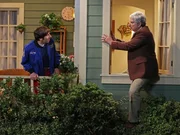 Als Howard (Simon Helberg, l.) nach seinem Weltraumaufenthalt seine Mutter besuchen m&ouml;chte, bemerkt er, dass sie Besuch von Dr. Schneider (Ken Lerner, r.) und deshalb keine Zeit f&uuml;r ihn hat ...
