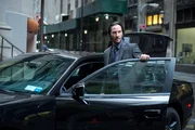 Eigentlich hat sich Auftragskiller John Wick (Keanu Reeves) zur Ruhe gesetzt. Doch nachdem das letzte Geschenk seiner verstorbenen Frau, ein s&uuml;&szlig;er Welpe, bei einem &Uuml;berfall auf sein Haus get&ouml;tet wird, muss der einst beste Hitman der Branche wieder zur Waffe greifen - mit t&ouml;dlichen Folgen f&uuml;r die Gangster ...