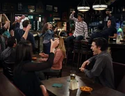 Kurz vor der Hochzeit von Robin und Barney vertraut sich Ted Lily an.