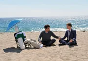 Als Barney (Neil Patrick Harris, r.) Ted (Josh Radnor, M.) beschuldigt, den Bro-Code gebrochen zu haben, ziehen die beiden Marsh-M&auml;nnchen als Richter hinzu ...