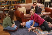 Eine Spieleabend unter Freunden: Penny (Kaley Cuoco, 2.v.r.), Amy (Mayim Bialik, l.), Leonard (Johnny Galecki, r.) und Sheldon (Jim Parsons, 2.v.l.) ...