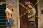 W&auml;hrend Howard und Raj herausfinden wollen, was Sheldon jeden Nachmittag um viertel vor drei macht, geraten Leonard (Johnny Galecki, r.) und Penny (Kaley Cuoco, l.) in Streit ...