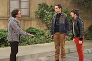 Leonard (Johnny Galecki, l.) kann nicht verstehen, dass Sheldon (Jim Parsons, M.) und Howard (Simon Helberg, r.) sich wegen einem Parkplatz in den Haaren liegen ...