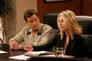 Charlie Harper (Charlie Sheen, l.) muss erkennen, dass die Anw&auml;ltin Laura Lane (Heather Locklear, r.) wirklich Haare auf den Z&auml;hnen hat.