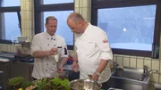 Ist wirklich der Koch Dennis (l.) Schuld an der schlechten Lage des Berggasthofes "Rother Kuppe"? Frank Rosin (r.) schaut hier ganz genau hin ...