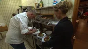Wird Frank Rosin (l.) Chefin Anja (r.) klar machen k&ouml;nnen, dass alle Gewerke zusammenarbeiten m&uuml;ssen, damit der Gasthof ein Erfolg wird?