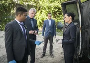 Joan Watson (Lucy Liu, r.) und Sherlock Holmes (Jonny Lee Miller, 2.v.r.) untersuchen gemeinsam mit Gregson (Aidan Quinn, 2.v.l.) und Bell (Jon Michael Hill, l.) den Fall einer vermissten Frau, die offenbar entf&uuml;hrt wurde. Doch nichts ist, wie es scheint ...