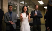 &Auml;u&szlig;erst ber&uuml;hrt von Gregsons Rede: Joan (Lucy Liu, M.), Sherlock (Jonny Lee Miller, r.) und Marcus (Jon Michael Hill, l.). Aber gelingt es ihnen auch, den grausamen Mord an Russel Cole aufzukl&auml;ren?