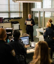 Das NYPD ist &auml;u&szlig;erst ber&uuml;hrt von Gregsons (Aidan Quinn, M.) Rede. Aber gelingt es Joan und Sherlock auch endlich, den M&ouml;rder von Russel Cole ausfindig zu machen?