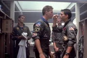 Die Rivalit&auml;t zwischen den Kampfpiloten wird immer h&auml;rter - es kommt zur offenen Konfrontation zwischen Maverick (Tom Cruise, r.) und seinem Dauerkonkurrenten, dem skrupellosen Iceman (Val Kilmer, 2.v.l.) ...