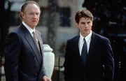 Der &auml;u&szlig;erst engagierte Anwalt, Avery Tolar (Gene Hackman, l.), kann die Augen nicht von Mitch McDeeres (Tom Cruise, r.) h&uuml;bscher Frau lassen. Ob McDeere das duldet?