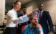 Watson (Lucy Liu, l.) und das NYPD (Jon Michael Hill, hinten; Zachary Knighton, vorne; Curtiss Cook, r.) suchen nach einer vermissten Frau, die offenbar entf&uuml;hrt wurde. Aber nichts ist, wie es scheint ...