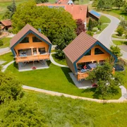 Gastgeberin Caroline Barth vom Feierlenhof im Thurgau (Schweiz) zeigt Moderatorin Annette Krause, wie die transparente Kugel funktioniert.