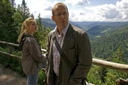 Heino Ferch als Matthias Auerbach und Nadja Uhl als Inka stehen vor gro&szlig;en R&auml;tseln in dem spannenden Mysterythriller "Die Toten vom Schwarzwald". Gedreht wurde diese Szene auf dem Hochplateau des Feldberges im Schwarzwald.