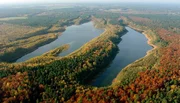 Seen und Sölle, Flussläufe und Moore, ausgedehnte Wälder, Felder und Wiesen - das ist die Uckermark. Adler brüten in der Waldmark, Fischotter jagen in klaren Flüssen nach Forellen und Neunaugen, Biber stauen Bäche zu Seen. Dachse, Marderhund, Hasen und Füchse leben gemeinsam mit Hirschen und Rehen in einer der einsamsten Regionen Deutschlands. Im Nordosten Brandenburgs, 80 km von Berlin entfernt und in direkter Nachbarschaft zu Mecklenburg-Vorpommern und Polen, liegt die Uckermark. Mit über 3.000 km2 ist sie der größte Landkreis Deutschlands. Seen und Sölle, Flussläufe und Moore, ausgedehnte Wälder, Felder und Wiesen - das ist die Uckermark. Adler brüten in der Waldmark, Fischotter jagen in klaren Flüssen nach Forellen und Neunaugen, Biber stauen Bäche zu Seen. Dachse, Marderhund, Hasen und Füchse leben gemeinsam mit Hirschen und Rehen in einer der einsamsten Regionen Deutschlands. Im Nordosten Brandenburgs, 80 km von Berlin entfernt und in direkter Nachbarschaft zu Mecklenburg-Vorpommern und Polen, liegt die Uckermark. Mit über 3.000 km2 ist sie der größte Landkreis Deutschlands.
