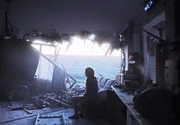 Die hochschwangere Irka (Oxana Cherkashyna) sitzt niedergeschlagen in ihrem zerst&ouml;rten Wohnzimmer, nachdem eine fehlgeleitete Rakete der russischen Separatisten ein riesiges Loch in ihre Hauswand gerissen hat.